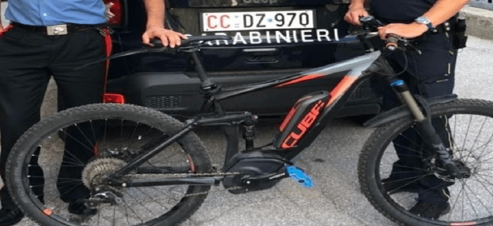 Trovano incustodita una bici da 5 mila euro e la rubano, incastrati dalle telecamere del paese