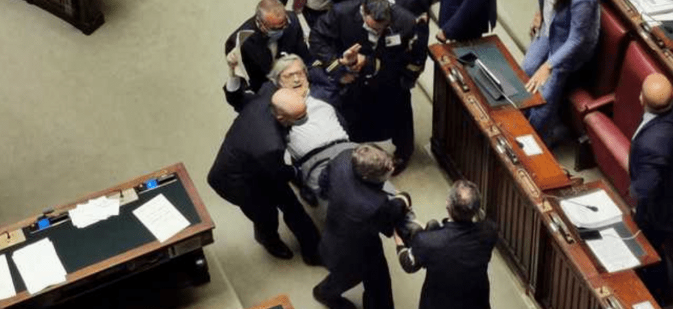 Era stato portato via di peso dopo aver insultato Carfagna e Bartolozzi, Sgarbi sospeso 15 giorni