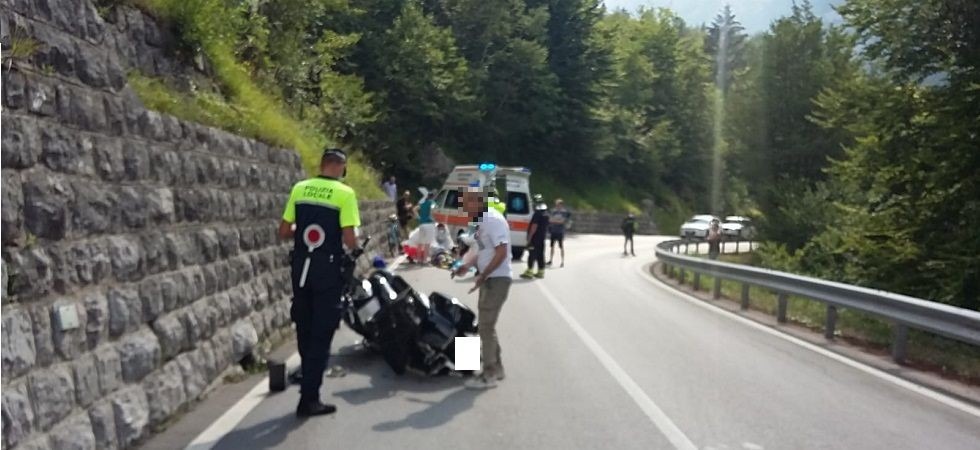 Si schianta con la moto contro il muro e la passeggera viene sbalzata per diversi metri sull'asfalto