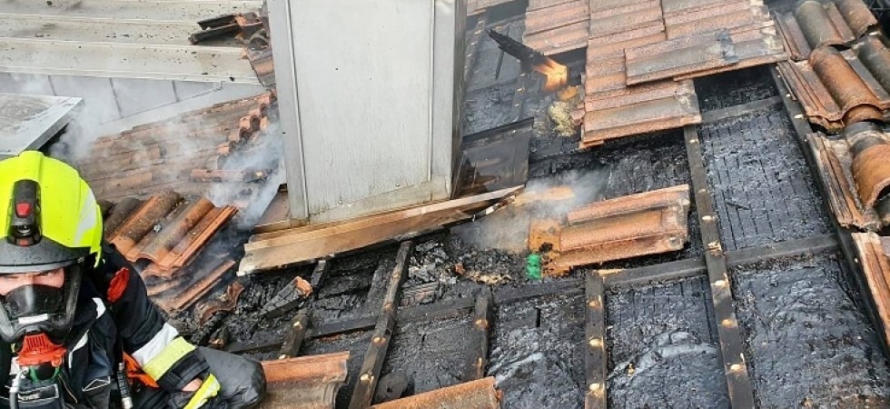 Paura in un condominio, un fulmine cade sul tetto e scoppia un incendio