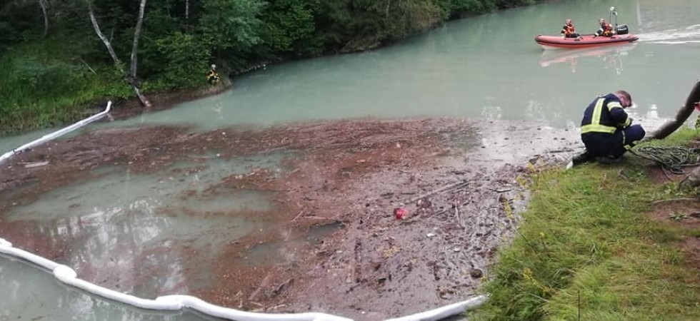 Sversamento carburante al lago di Pezzè, vigili del fuoco in azione per contenere la macchia oleosa