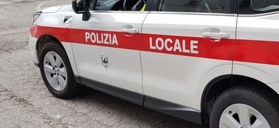 Spaccia vicino il palazzo della Regione nascondendo la droga nelle aiuole, un uomo fermato e denunciato dalla polizia locale