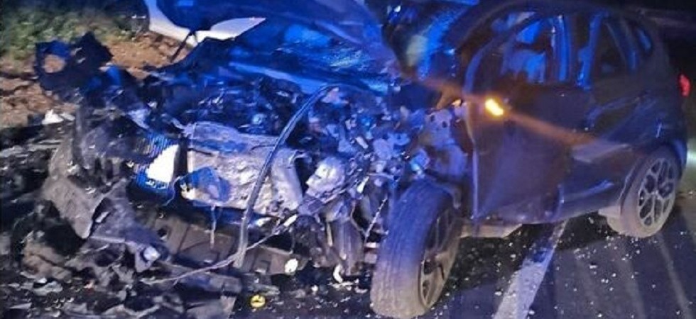 Spaventoso frontale nella notte sulla Gardesana, due auto distrutte e tre persone gravi in ospedale