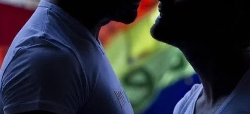 Aggressione omofoba dopo essersi baciati: Dovrebbe tornare Mussolini e farvi sparire dalla faccia della terra''