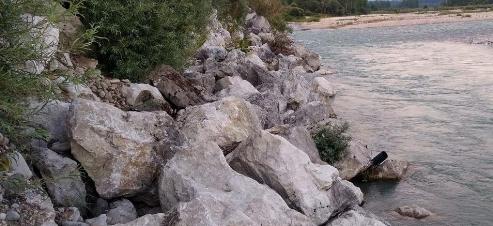 Tragedia sul greto del fiume, un ragazzo di 15 anni è morto dopo essere rimasto schiacciato tra due grossi sassi