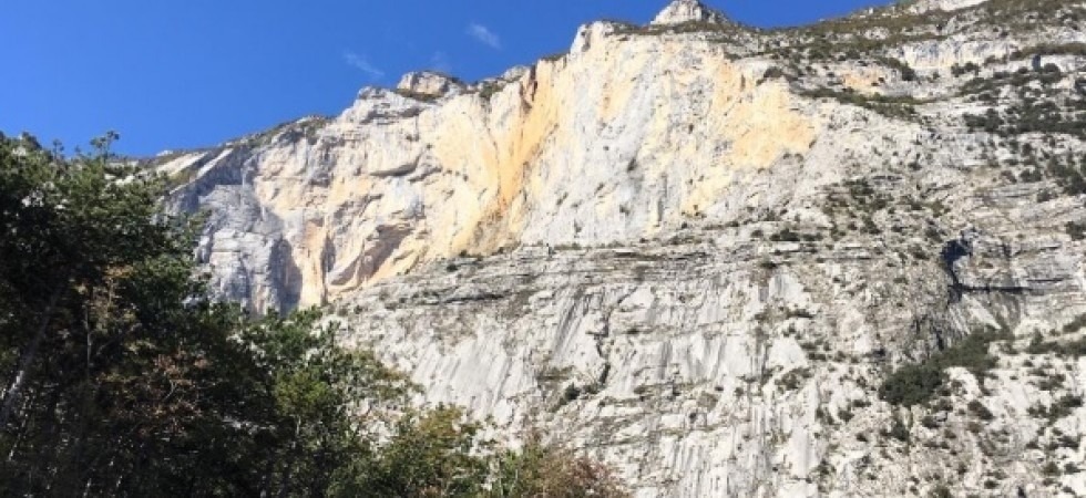 Si lancia dal monte Brento ma rimane appeso alla parete, ferito un base jumper