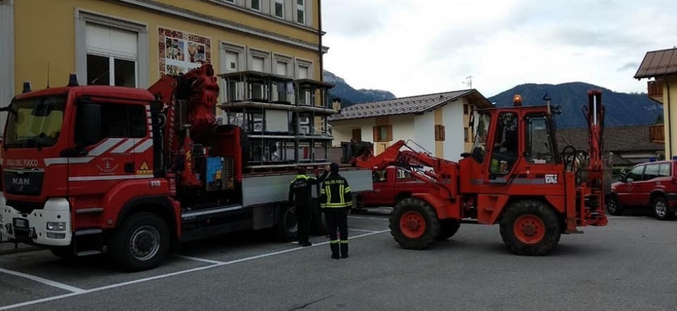 In Primiero i vigili del fuoco consegnano i banchi monoposto