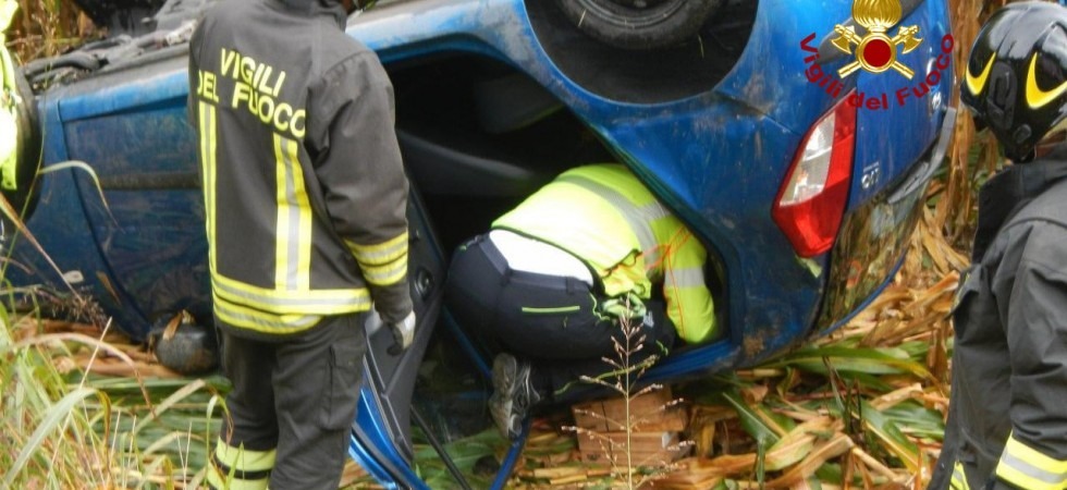 Perde il controllo dell'auto e si cappotta in un campo di mais