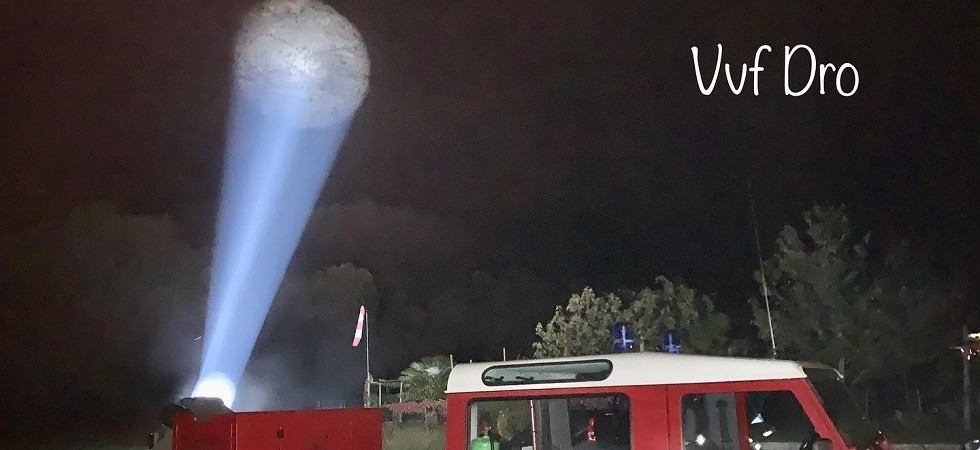 Sbagliano il sentiero e si trovano bloccati nel cuore della notte in un canalone, salvati all'alba