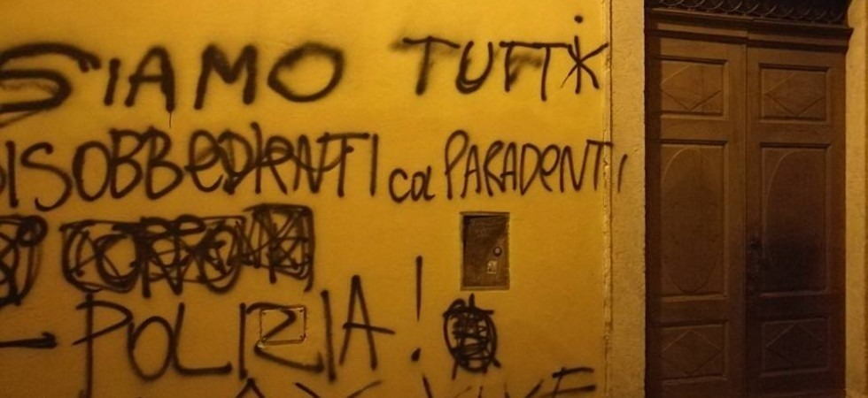 Trovati in gruppo senza rispettare le norme anti-Covid, reagiscono all'identificazione insultando gli agenti