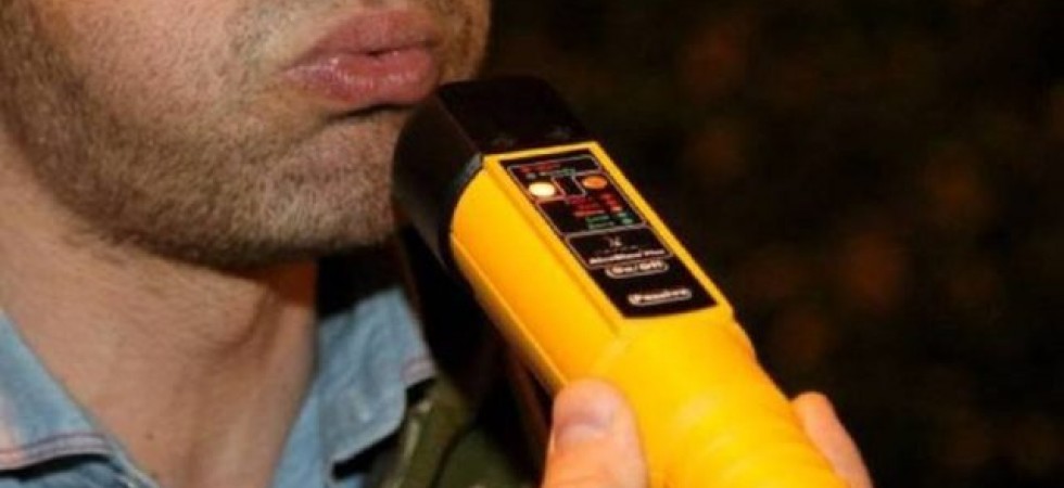 Camionista ubriaco sbanda e va contro il guard-rail: ritirata la patente e denunciato