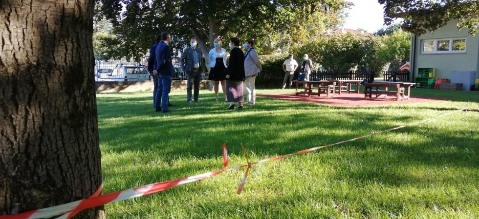 Termoscanner per insegnanti, linee colorate al suolo da seguire per i bambini e indicazioni nel cortile