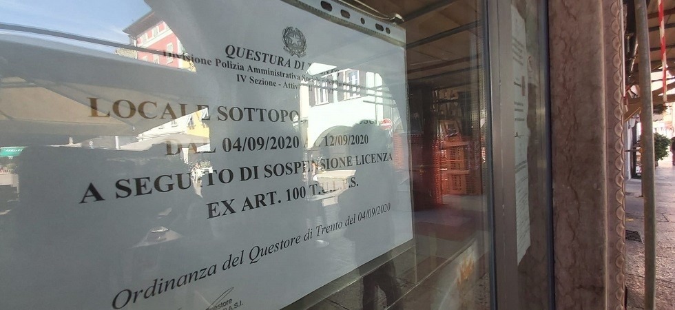 Musica fuori orario, sospesa la licenza del bar: Agenti arrivati a mezzogiorno e hanno mandato via i clienti seduti ai