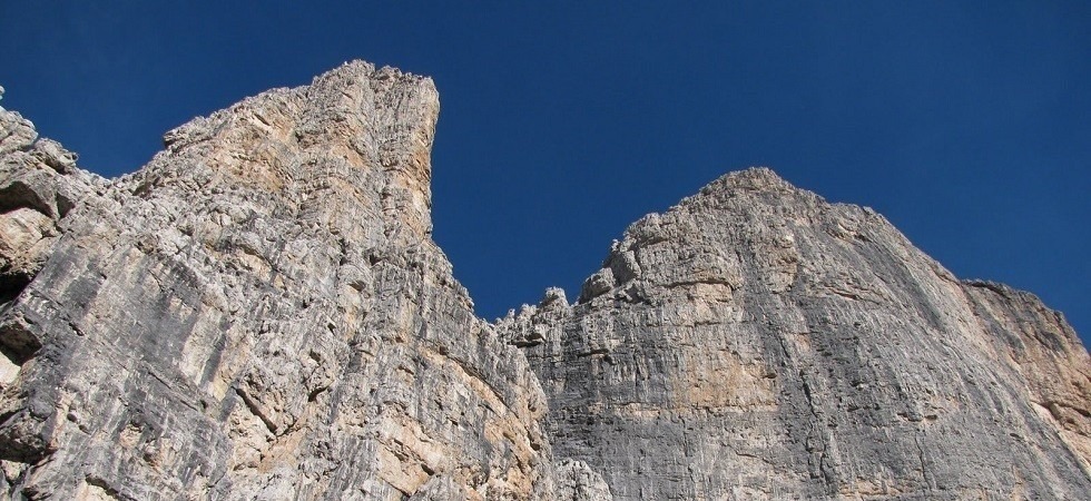 Paura in montagna, alpinista precipita e sbatte violentemente sulla roccia perdendo conoscenza: 49enne in gravi condizioni