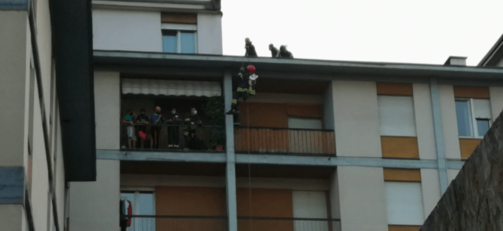 Momenti di tensione a Trento, allarme incendio e pompieri in azione, ma era solo una sigaretta spenta male