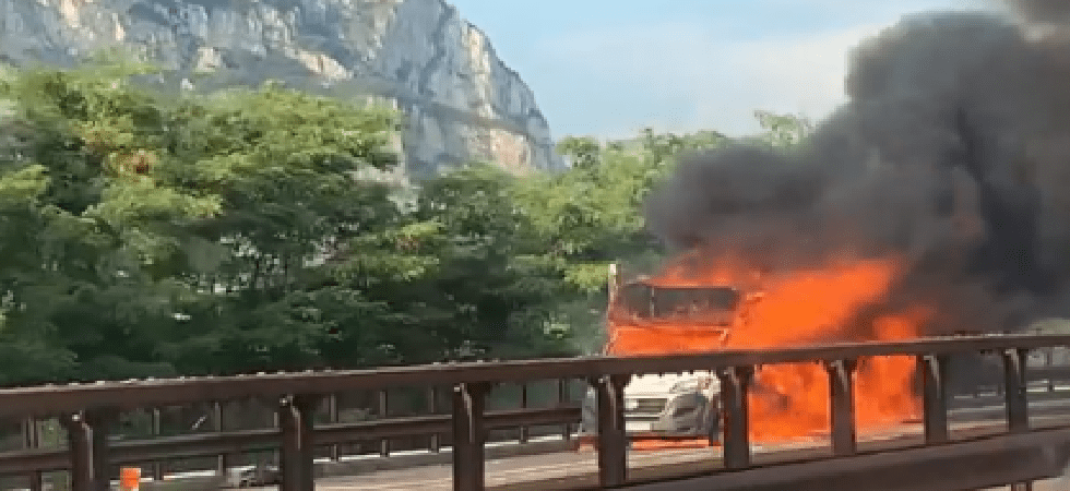 Mezzo in fiamme in autostrada, in pochi attimi il veicolo si riduce in cenere