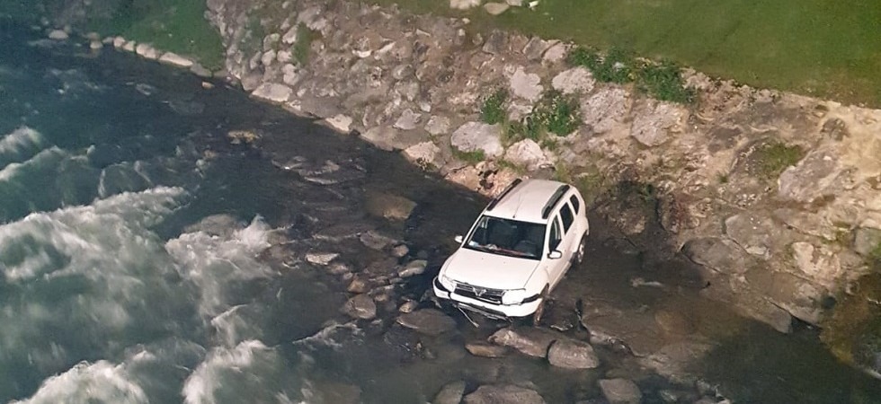 Dopo aver parcheggiato, l'auto si muove e precipita nel torrente
