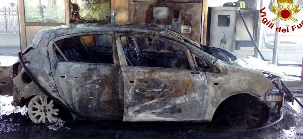 Momenti di paura al casello, un'auto a gas avvolta dalle fiamme