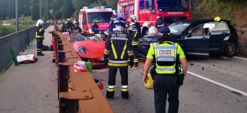 Scontro fronto-laterale tra due macchine, distrutta una porsche