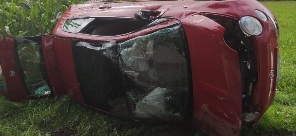 Perde il controllo dell'auto e si ribalta, paura per una 19enne