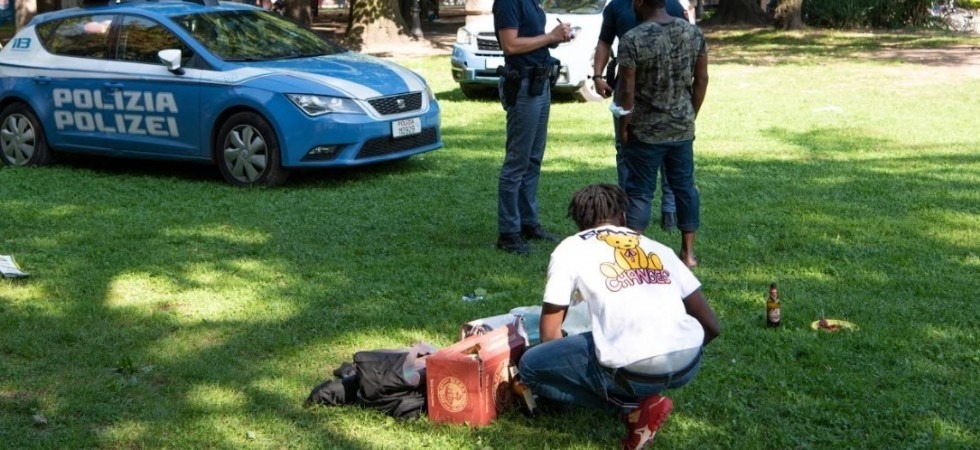 Bivacca e consuma alcol al parco impedendo altri di accedervi