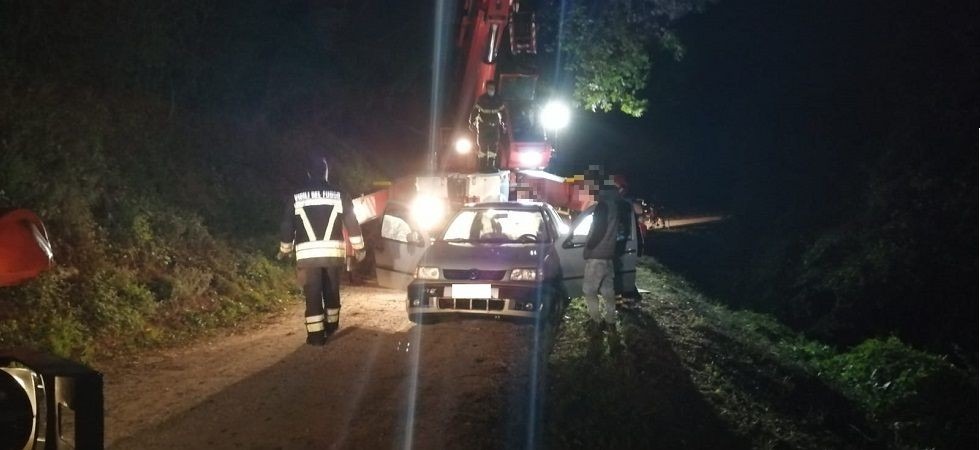 Paura in Valsugana, lascia passare un furgone ma finisce con l'auto nella scarpata a ridosso delle acque del lago