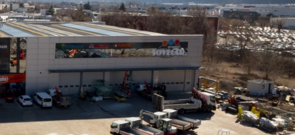 Fiamme in un'azienda a Trento nord, sul posto i vigili del fuoco