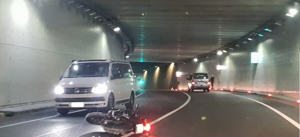 Grave incidente sulla Gardesana, un motociclista perde il controllo del mezzo in galleria e finisce sull'asfalto