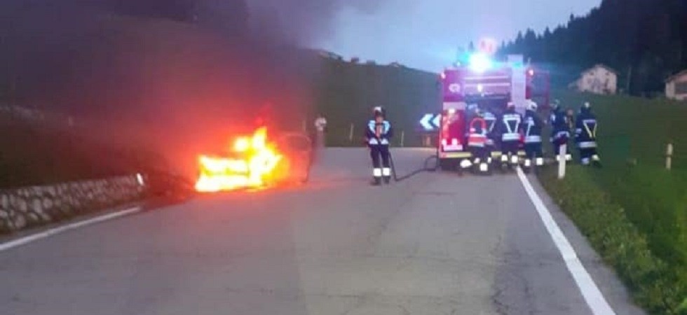 Paura nel Primiero, un'auto distrutta e carbonizzata dalle fiamme