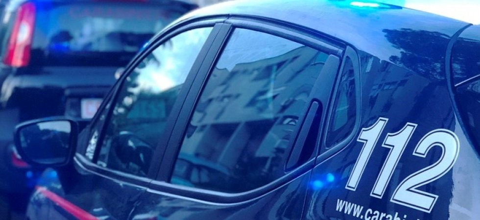 Nel buio e con il volto coperto, rapina 2 donne nel giro di 20 minuti minacciandole con un coltello