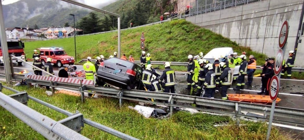 Schianto frontale tra un'auto e un furgone, tre persone bloccate tra le lamiere