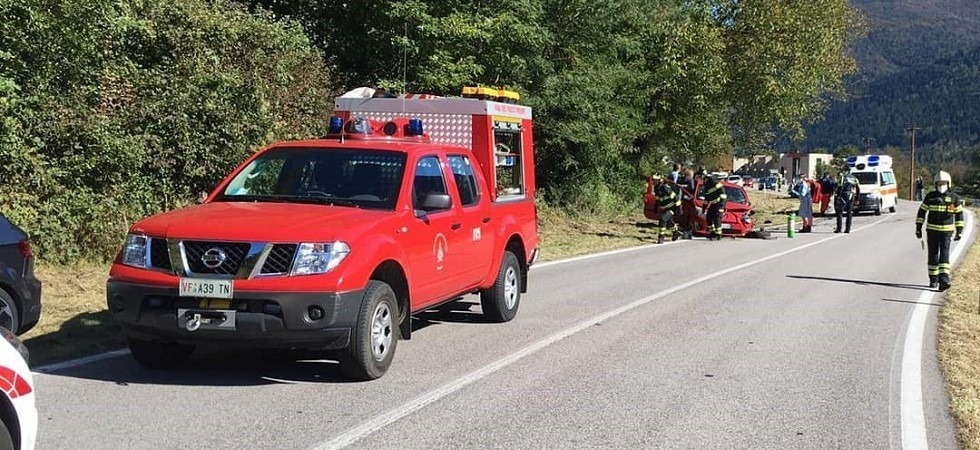 Violento frontale tra due auto, una vettura sbalzata per qualche metro a bordo carreggiata