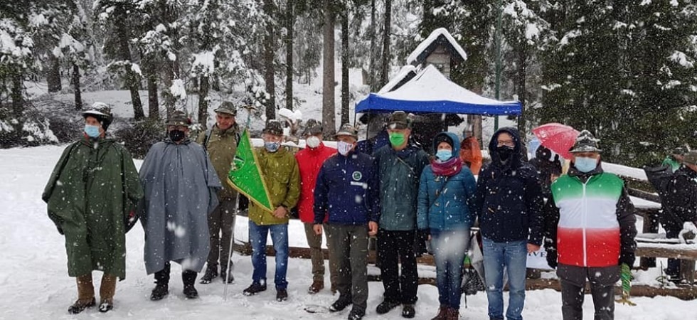 Foto tratta da Facebook A 50 anni dalla tragedia, un centinaio di alpini assiste sotto alla neve al ricordo dei “7 bocia” travolti da una slavina