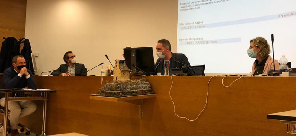 Si vota il presidente del consiglio comunale (già deciso dal sindaco) e le opposizioni abbandonano l'aula