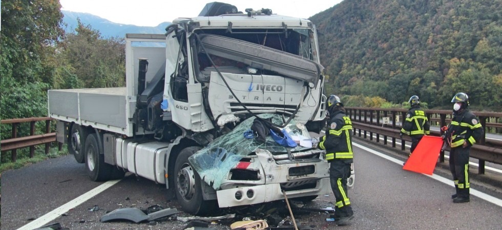 Schianto in A22, coinvolti due mezzi pesanti