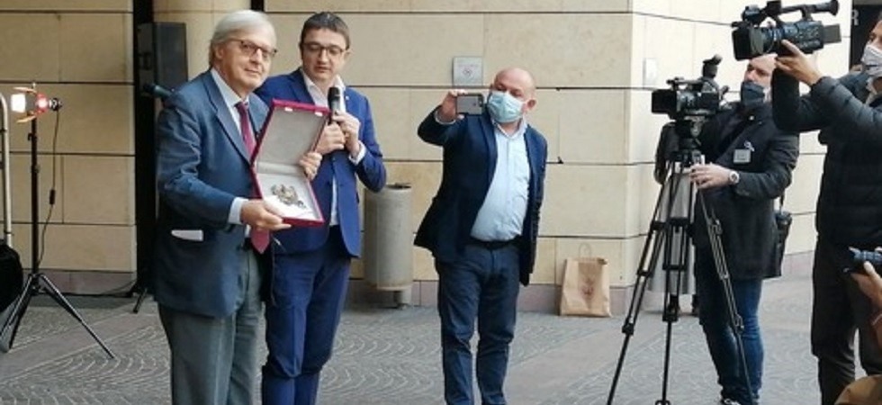 Coronavirus, Sgarbi replica: All'interno del Mart indosso sempre la mascherina, la tolgo solo per parlare''