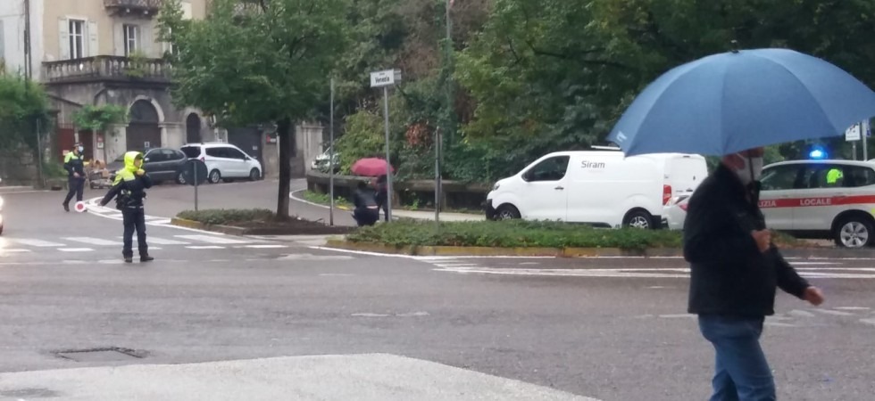 Attraversa le strisce e viene investita da un furgone