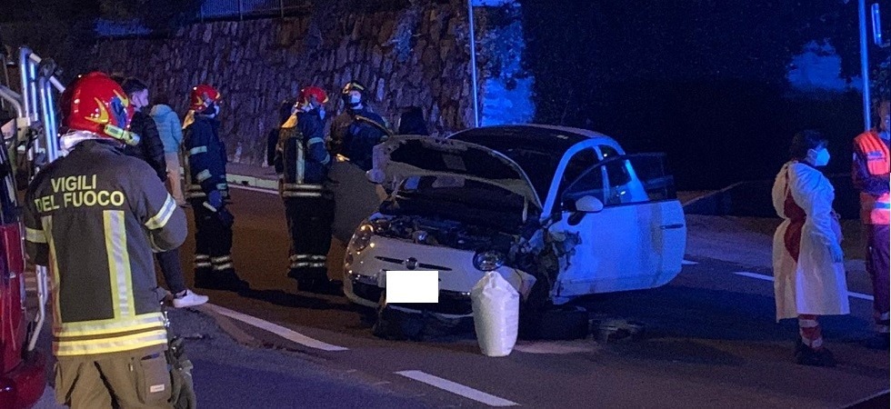 Una vettura sbanda, urta il marciapiede e poi si schianta frontalmente contro un'auto, traffico bloccato e bus fermi