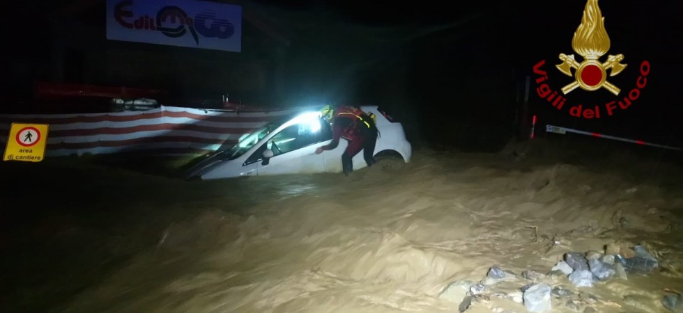 Maltempo, tragedia nella notte: muore un vigile del fuoco schiacciato da un ramo