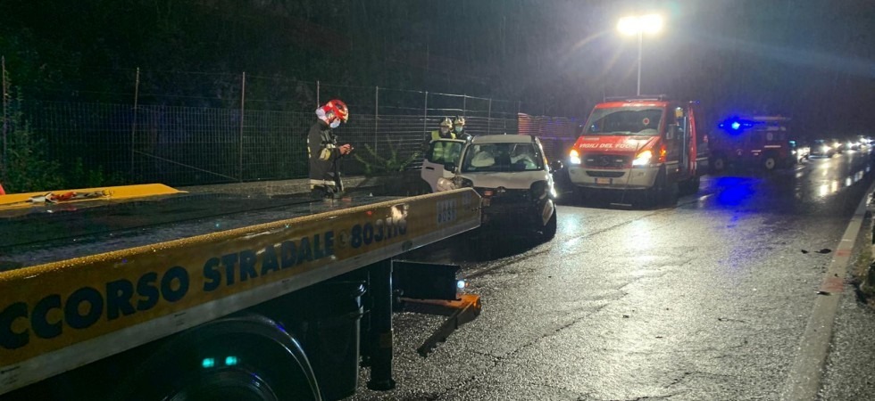 Sbanda e si schianta contro il muro a bordo strada e finisce sulla corsia opposta, un 85enne trasportato in ospedale