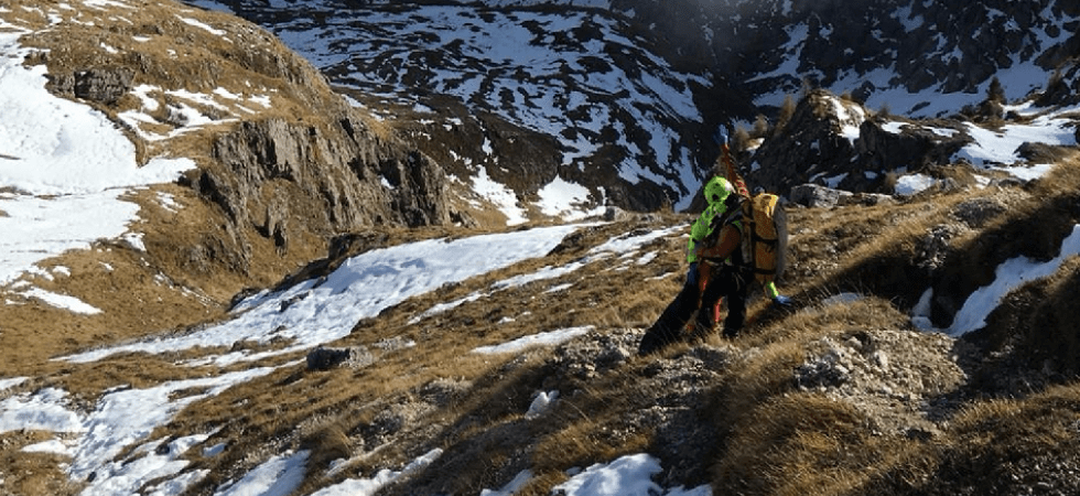 Si inciampa e ruzzola per 30 metri lungo una scarpata