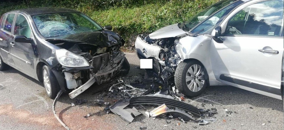 Invade la corsia opposta in curva e si schianta frontalmente contro un'auto