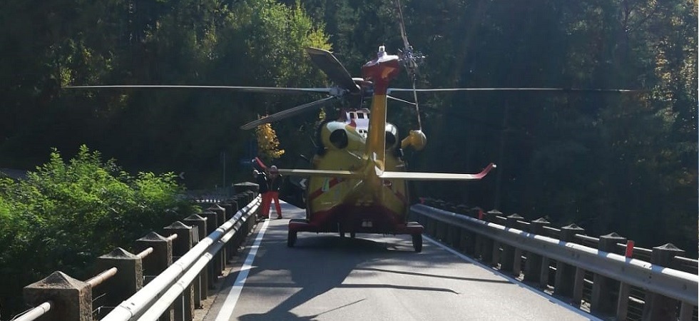 Scivola in moto e sbatte sull'asfalto, centauro trasferito in elicottero all'ospedale Santa Chiara di Trento
