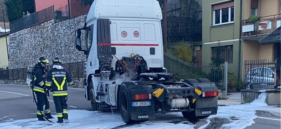 Scoppia una turbina e il mezzo viene avvolto dalle fiamme, il conducente sgancia il rimorchio per salvare l'autoarticolato e