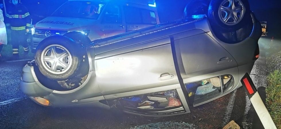 Perde il controllo dell'auto e si ribalta, paura per una mamma e una bimba di 4 anni