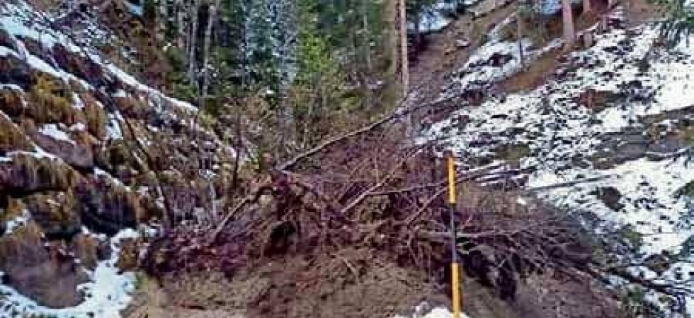 Due vigili del fuoco travolti da una colata di fango, uno è stato trascinato per 200 metri