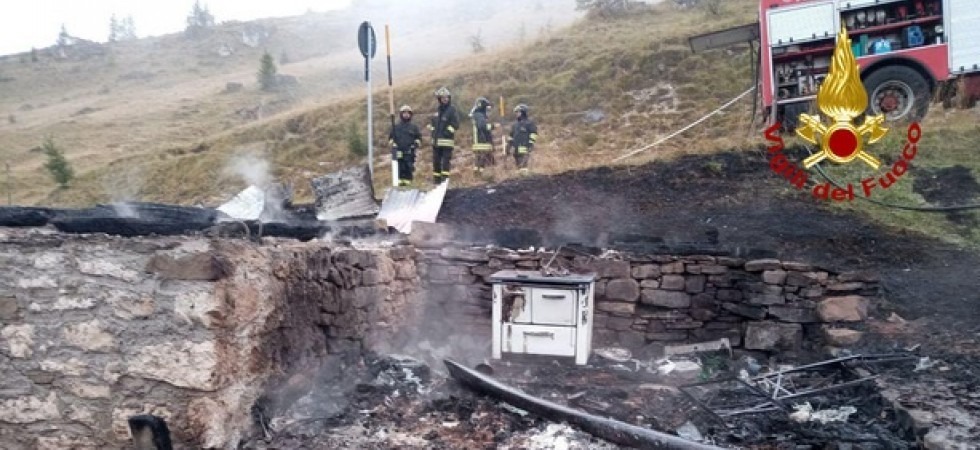 Paura in montagna, una baita avvolta dalle fiamme e distrutta