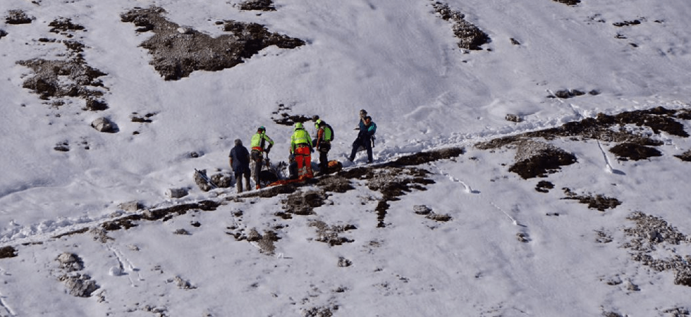 Paura in montagna, scivola sulla neve e precipita per oltre 200 metri: escursionista recuperato con gravissimi politraumi