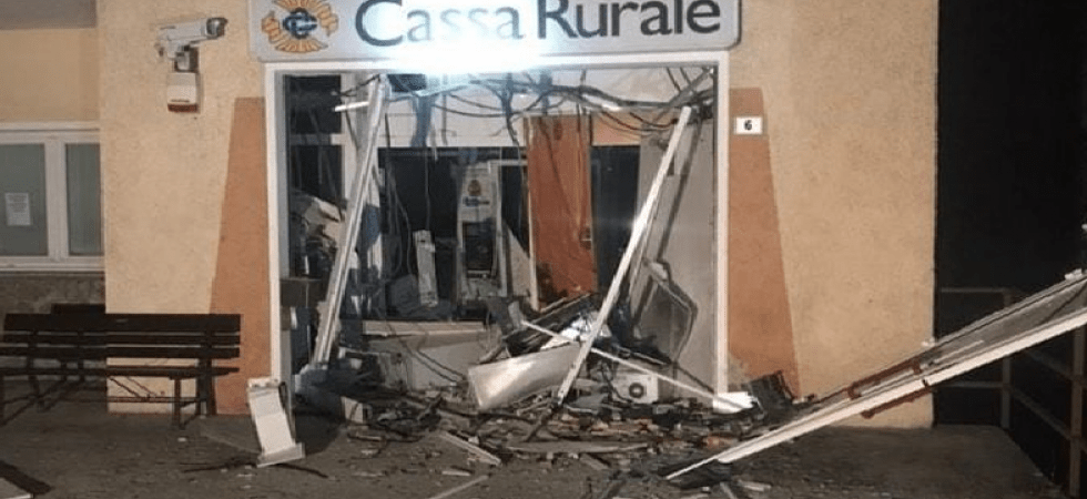 Bancomat fatto saltare nella notte con l'esplosivo: colpo da 90 mila euro a Commezzadura