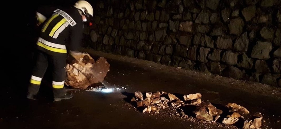 Troppa pioggia, si staccano dei massi e piombano sulla strada